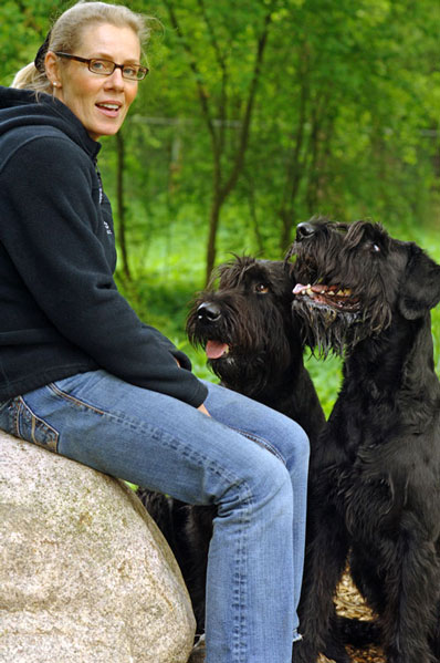 PEPPER ist in Ankes GassiService weil...meine etwas schwierige Hündin möglichst viel positiven Kontakt zu Hunden verschiedenster Rassen haben soll, weil sie tolle, abwechslungsreiche und interessante Gassispaziergänge inmitten anderer Hunde auch dann genießen soll, wenn ich keine Zeit dafür habe.